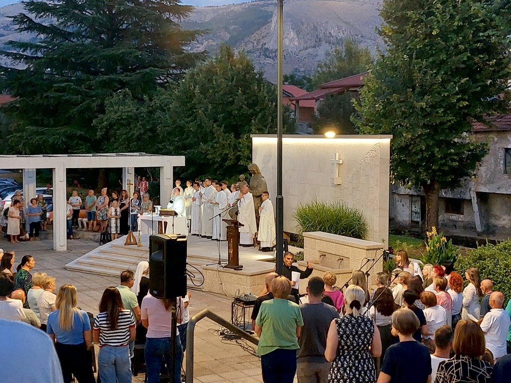 Neka nas Marija uči vjerovati kada ne razumijemo i ostati vjerni kada je teško